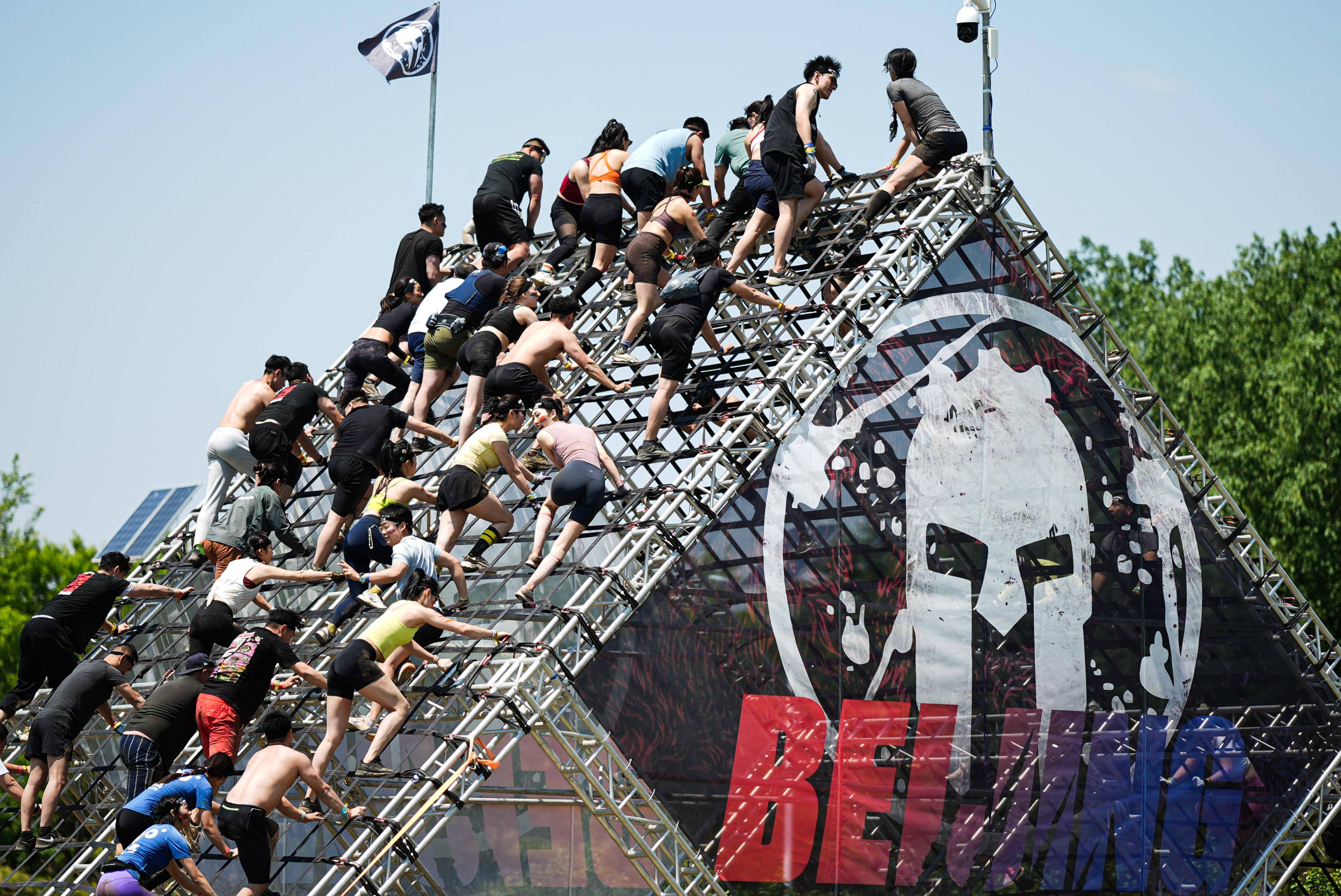 参赛选手争分夺秒，演绎激烈竞技！