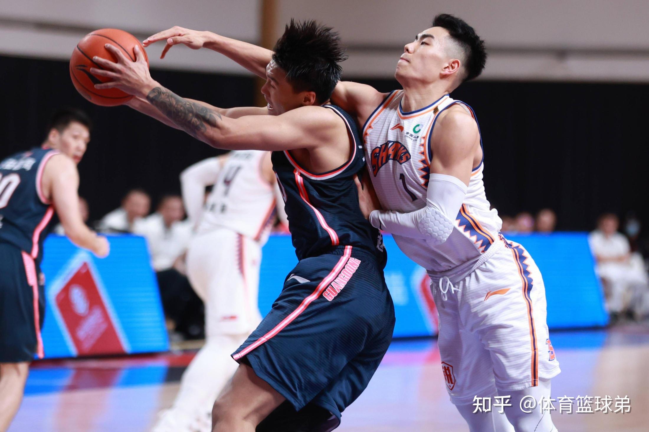 包含关键对决：上港与广州富力争夺胜利的词条
